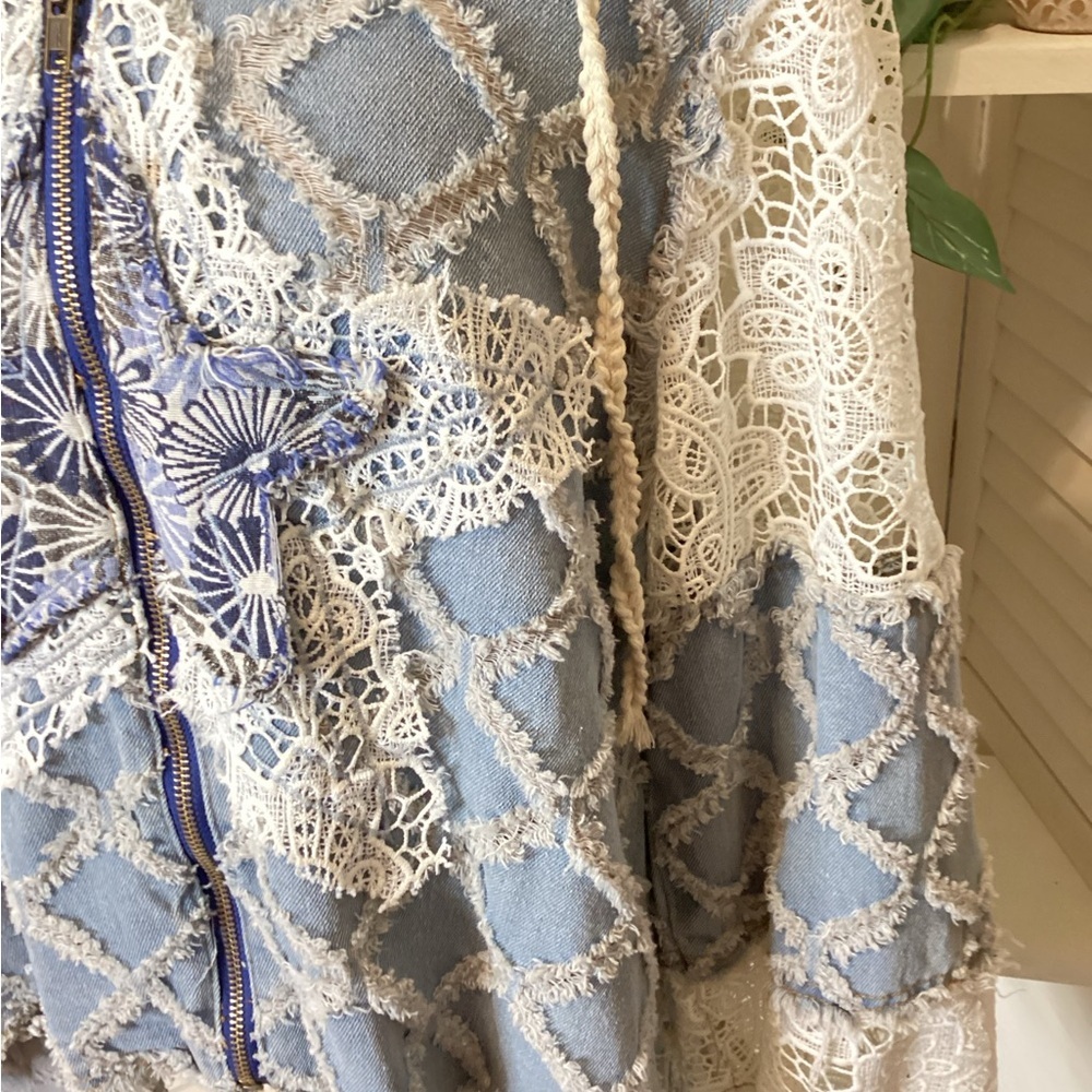 POL Blue and Cream Patterned Fabric - Picture 5 of 7